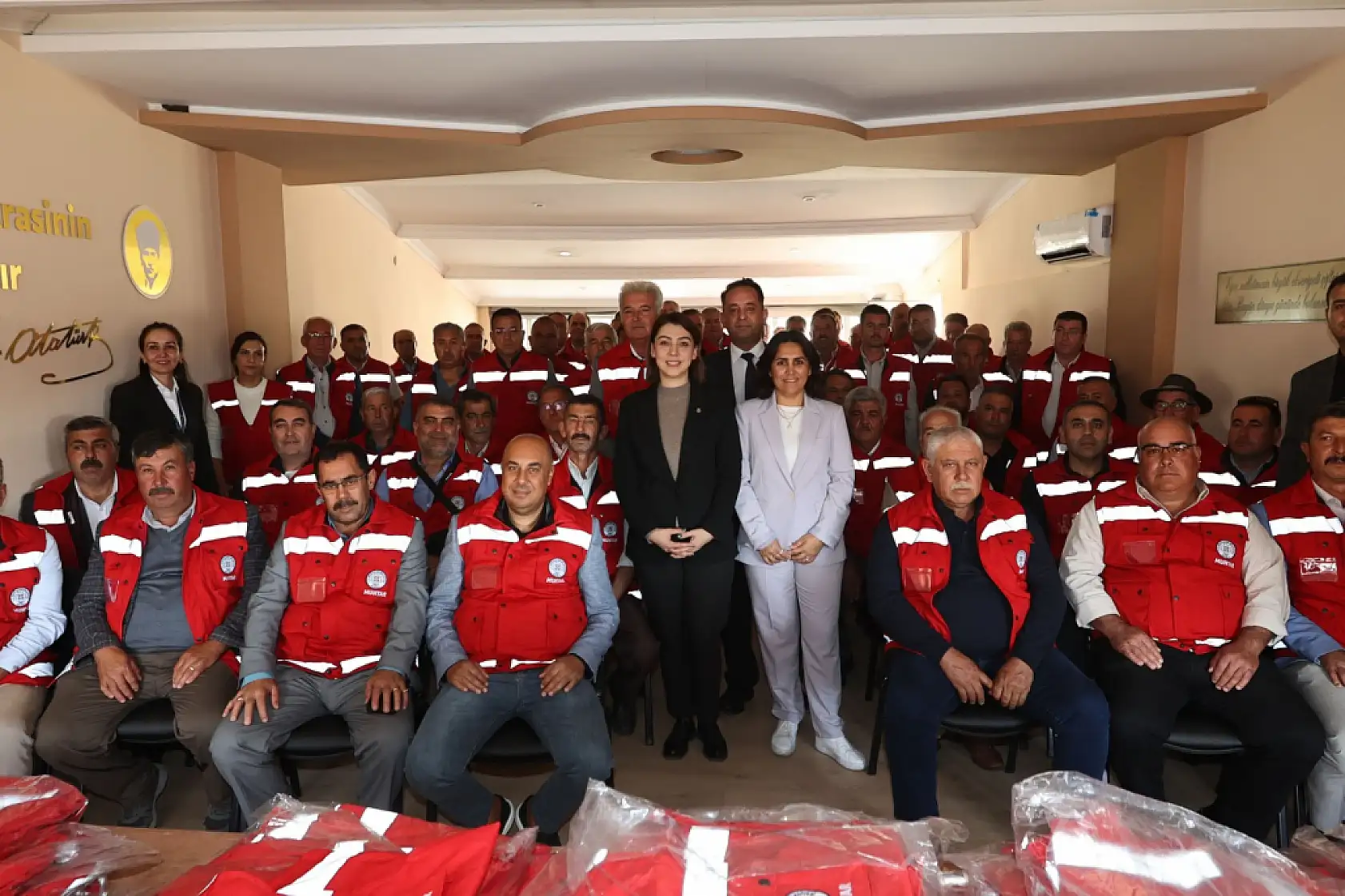 Muğla Büyükşehir'den 574 Muhtara Özel Yelek Dağıtımı Başladı