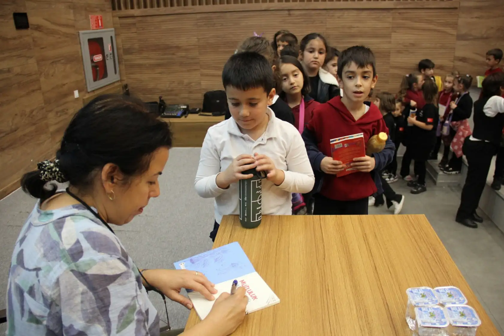 Muğla Büyükşehir, Yazar Pelin Güneş'i Minik Okurlarla Buluşturdu