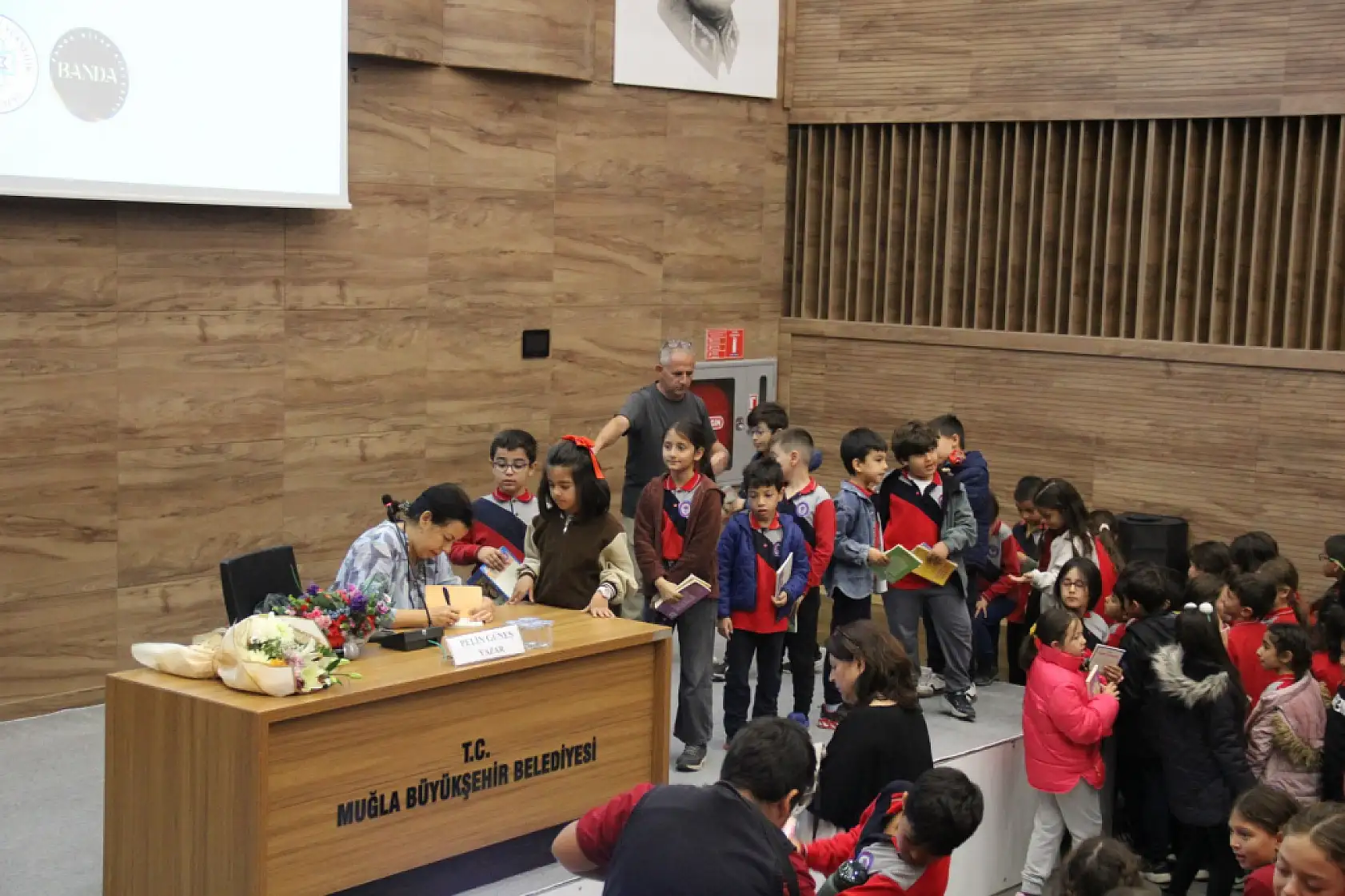 Muğla Büyükşehir, Yazar Pelin Güneş'i Minik Okurlarla Buluşturdu