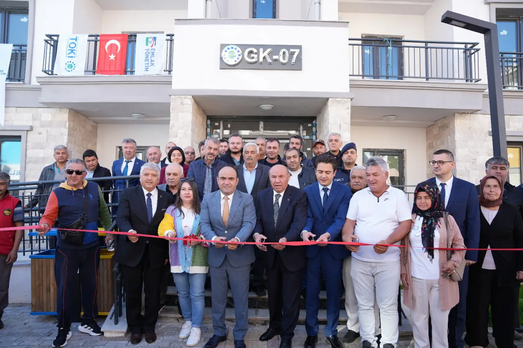 Seydikemer'de TOKİ Konutları hak sahiplerine teslim edildi