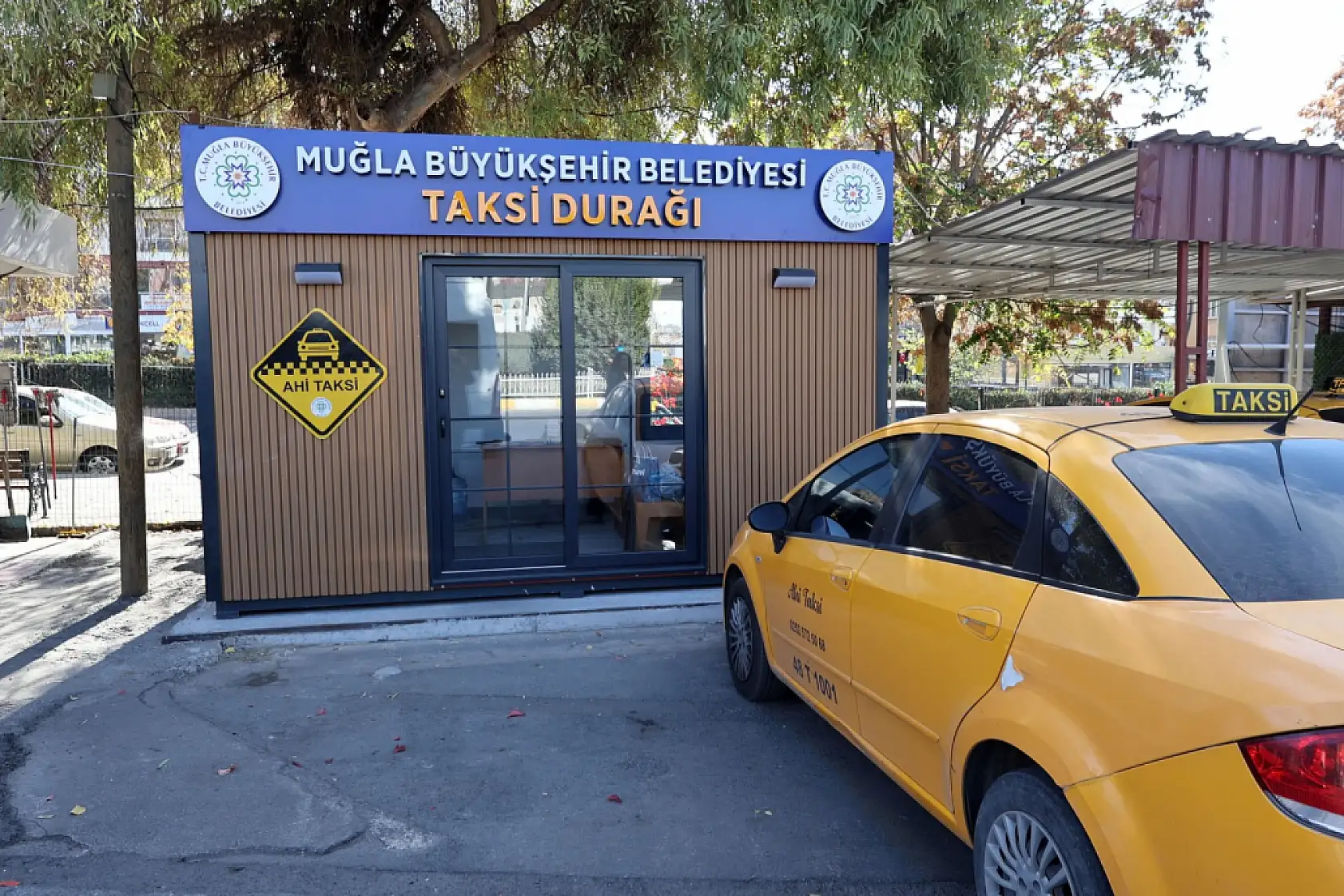 Muğla Büyükşehir Kendi Üretimi Olan Taksi Duraklarını Hizmete Sunuyor