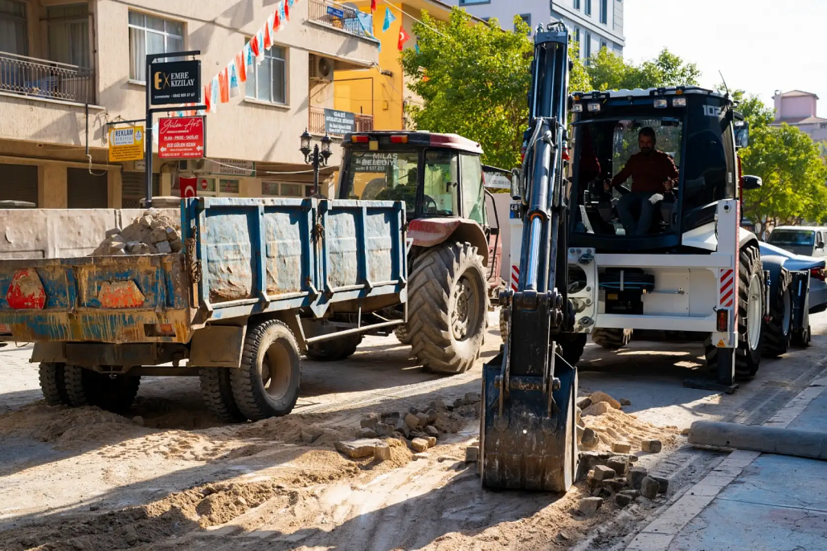 Milas Belediyesi bozulan yollarda bakım ve onarım çalışmalarını sürdürüyor