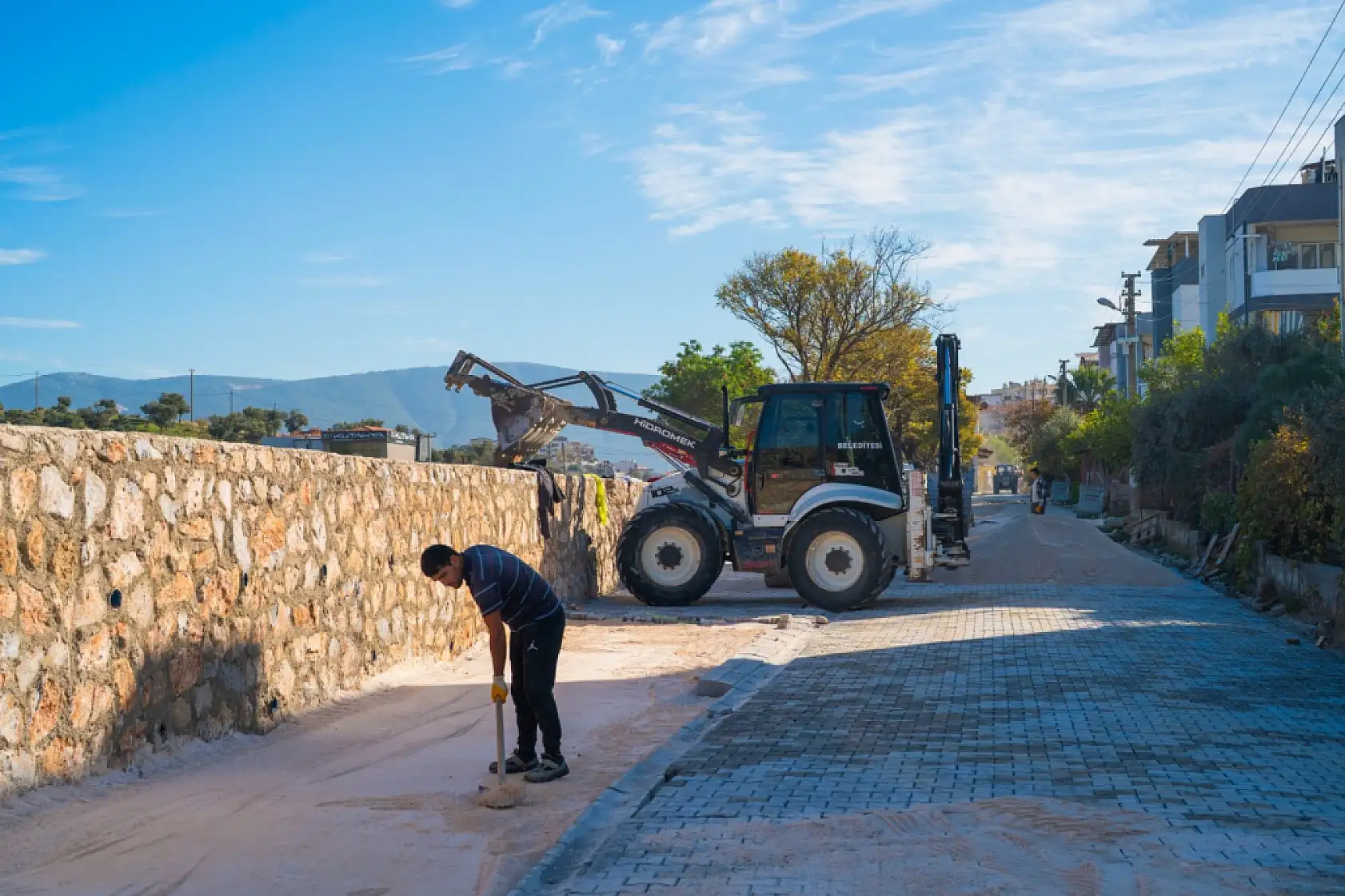 Milas Belediyesi bozulan yollarda bakım ve onarım çalışmalarını sürdürüyor