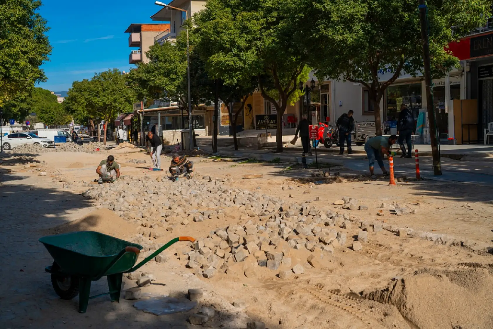Milas Belediyesi bozulan yollarda bakım ve onarım çalışmalarını sürdürüyor