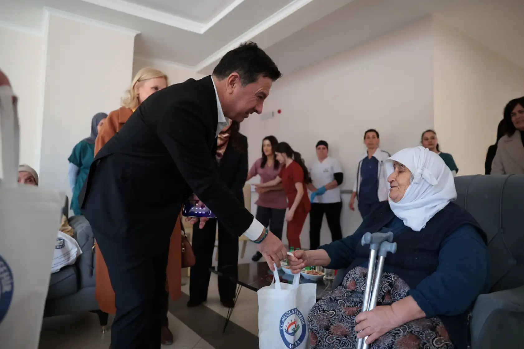 Başkan Aras'tan Yaşamevi'ni Mutlu Eden Ziyaret