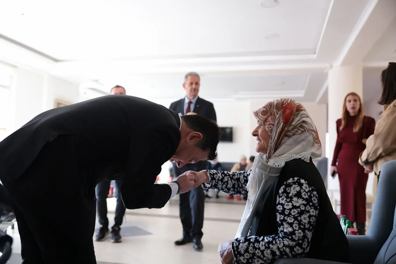 Başkan Aras'tan Yaşamevi'ni Mutlu Eden Ziyaret