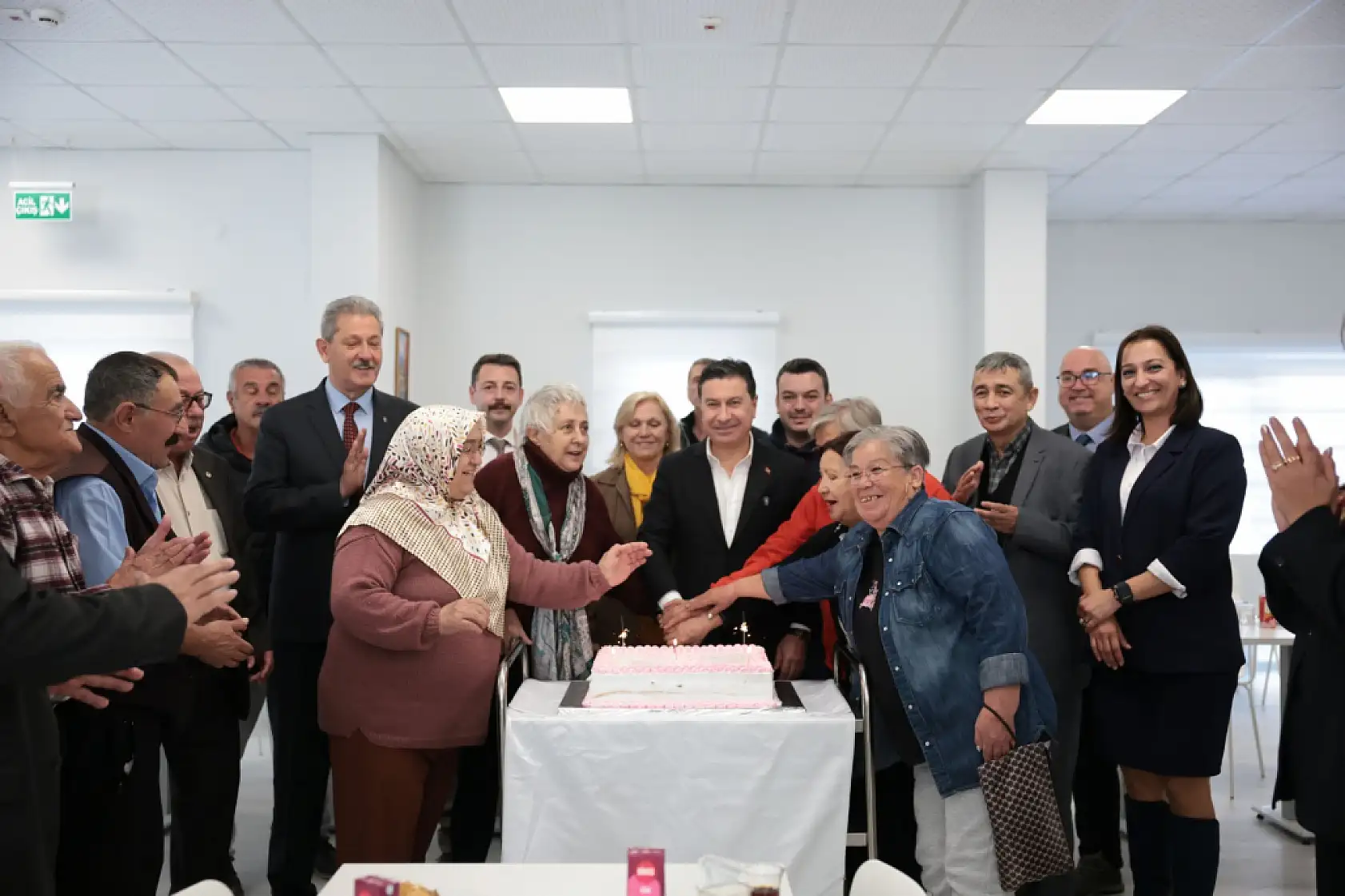 Başkan Aras'tan Yaşamevi'ni Mutlu Eden Ziyaret