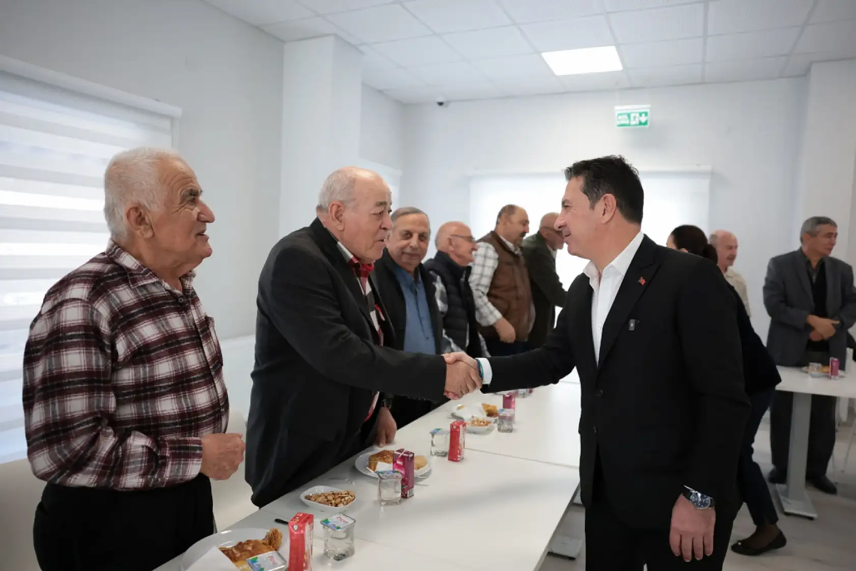 Başkan Aras'tan Yaşamevi'ni Mutlu Eden Ziyaret