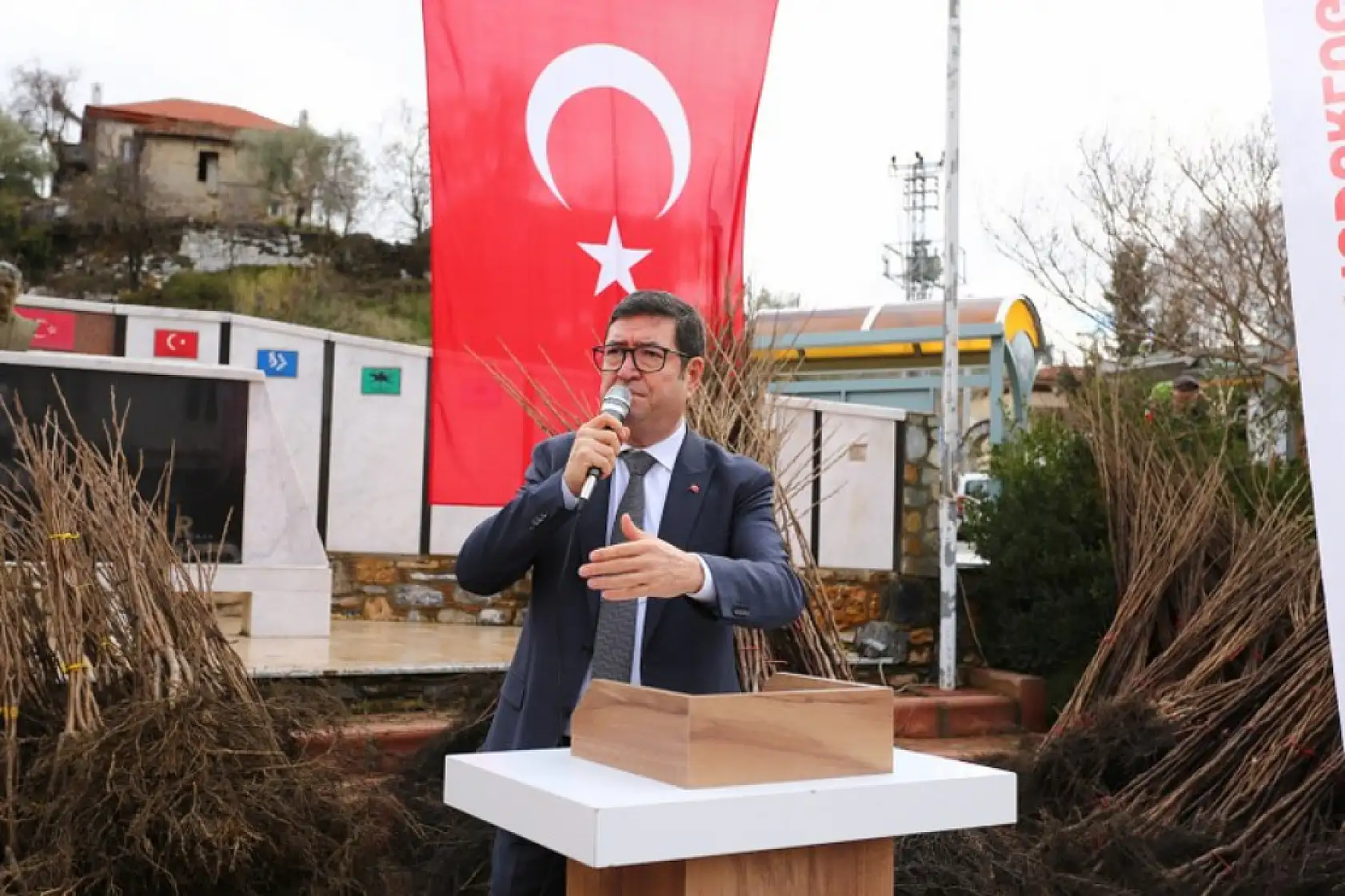 Kavaklıdere'de Cennet Elması Fidanı Dağıtıldı