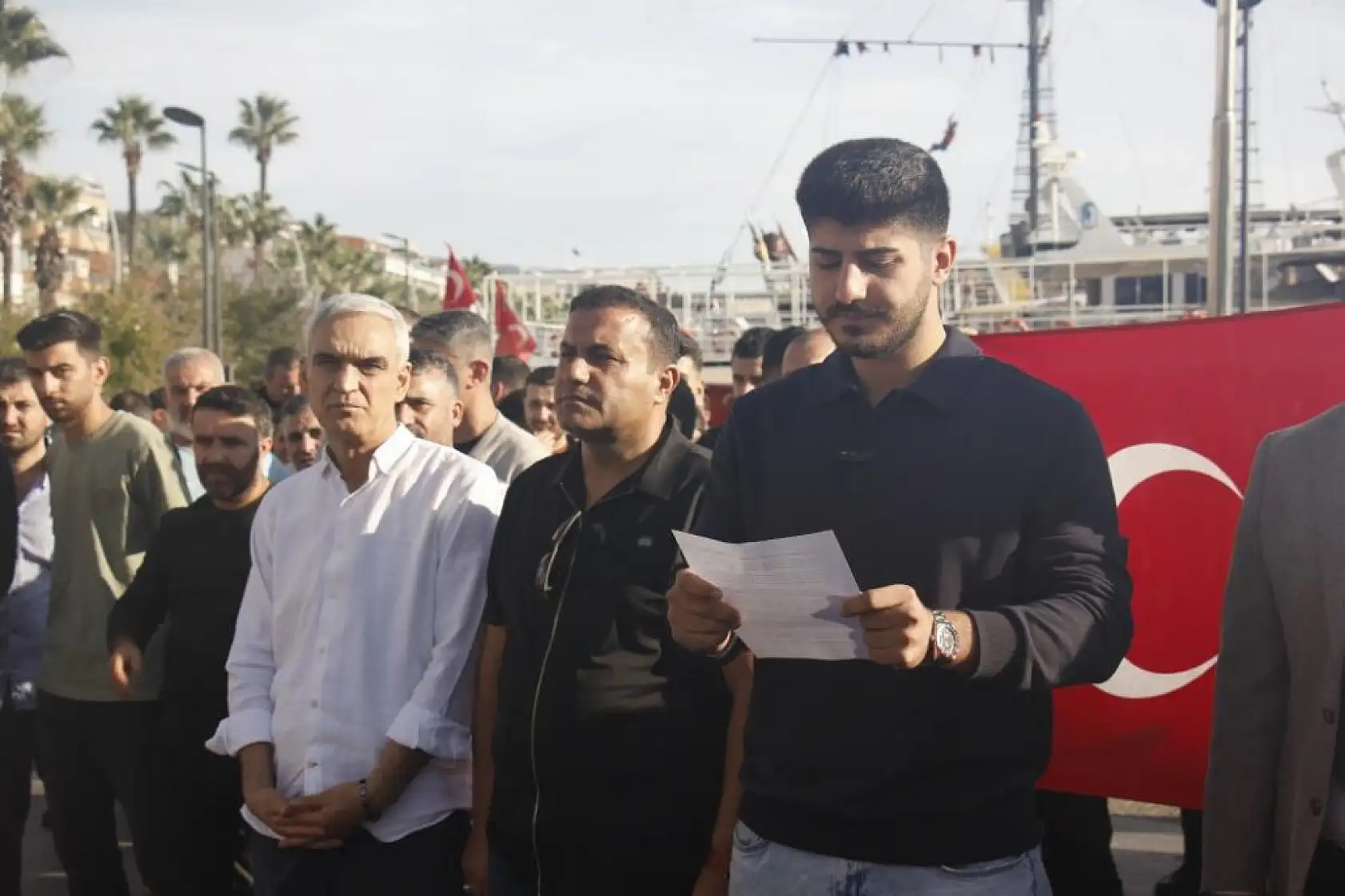 Marmaris kapalı çarşı esnafı, kapalı çarşının üstünün açılmaması için eylem yaptı