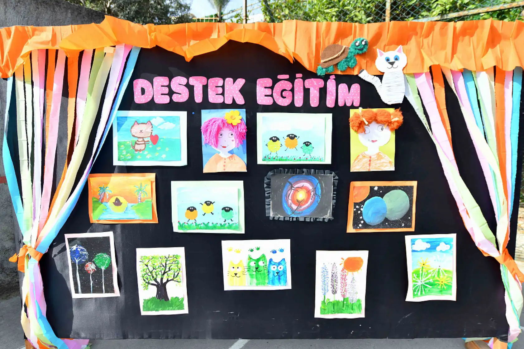 Fethiye'de Yunus Nadi İlköğretim Okulu'nda Otizm Farkındalık Sergisi düzenlendi