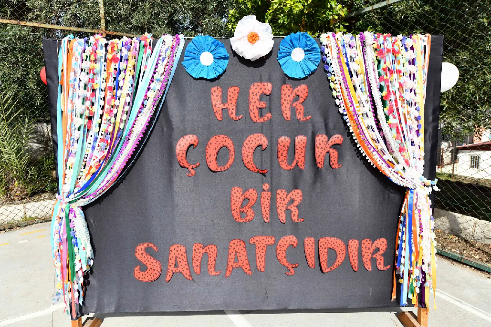 Fethiye'de Yunus Nadi İlköğretim Okulu'nda Otizm Farkındalık Sergisi düzenlendi