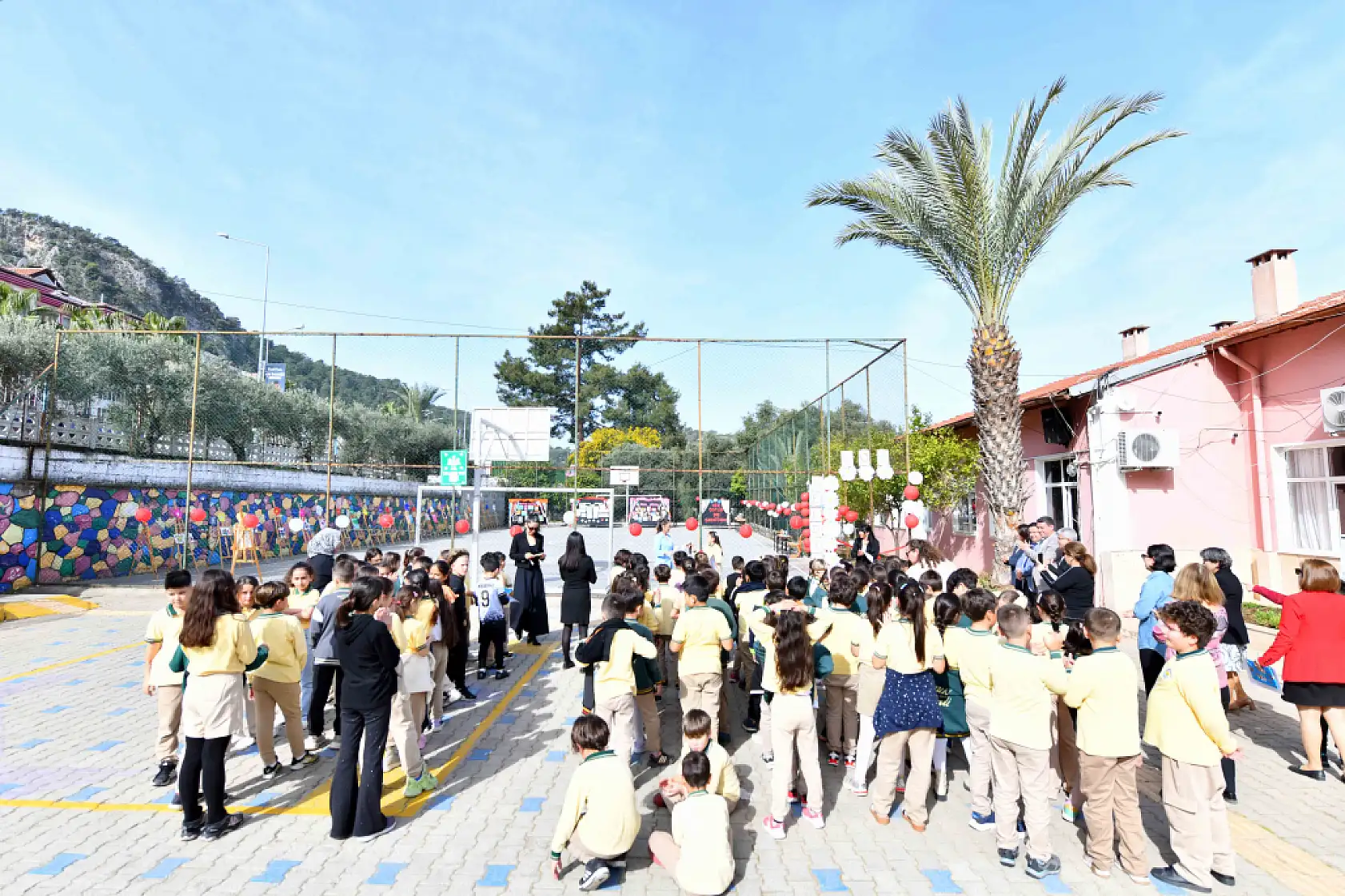 Fethiye'de Yunus Nadi İlköğretim Okulu'nda Otizm Farkındalık Sergisi düzenlendi