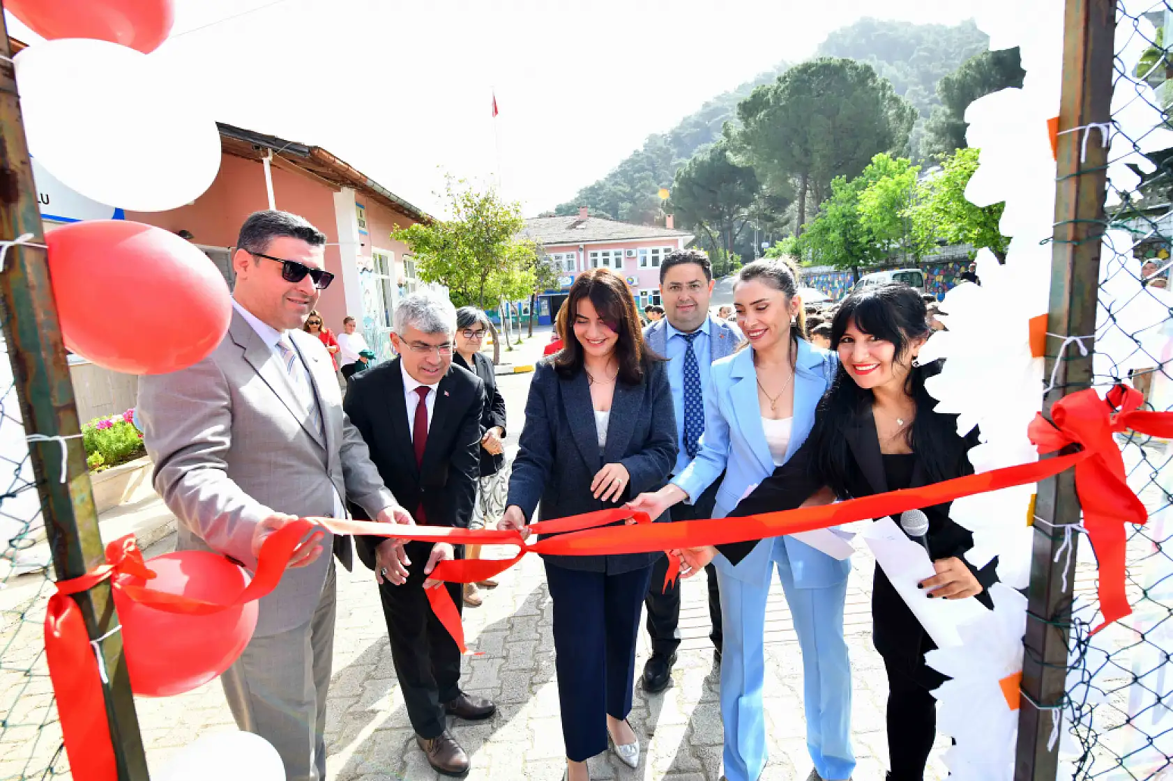 Fethiye'de Yunus Nadi İlköğretim Okulu'nda Otizm Farkındalık Sergisi düzenlendi