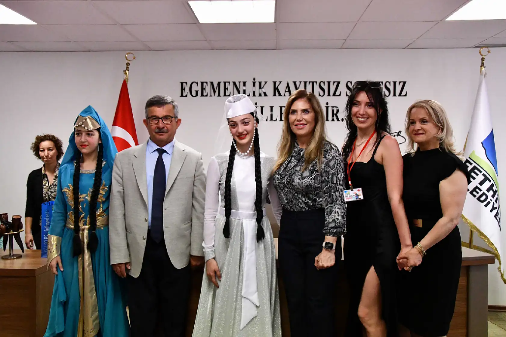 Farklı ülkelerden gelen dansçılar Fethiye Belediyesi'ni ziyaret etti