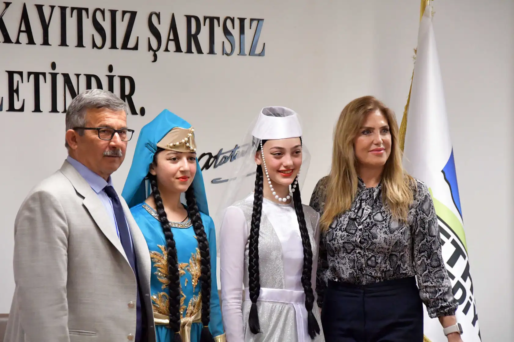 Farklı ülkelerden gelen dansçılar Fethiye Belediyesi'ni ziyaret etti