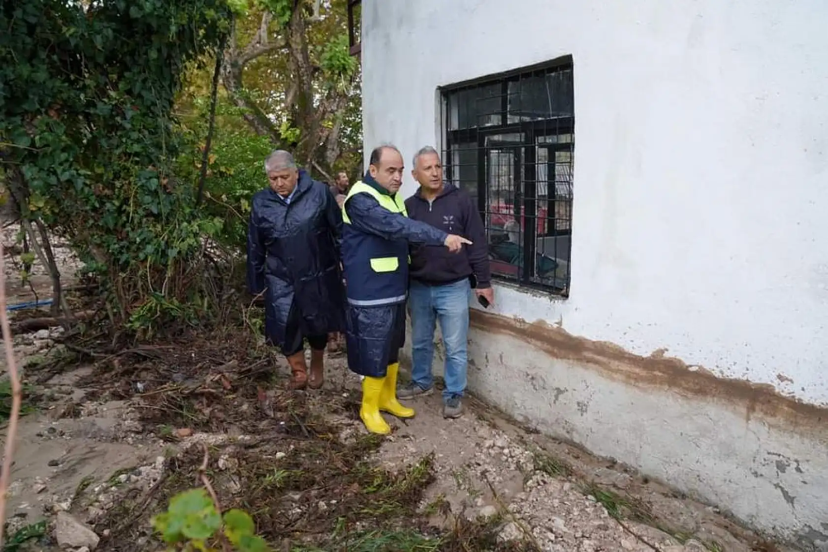 Başkan Akdenizli Sel Felaketinin Yaşandığı Bölgede İncelemelerde Bulundu