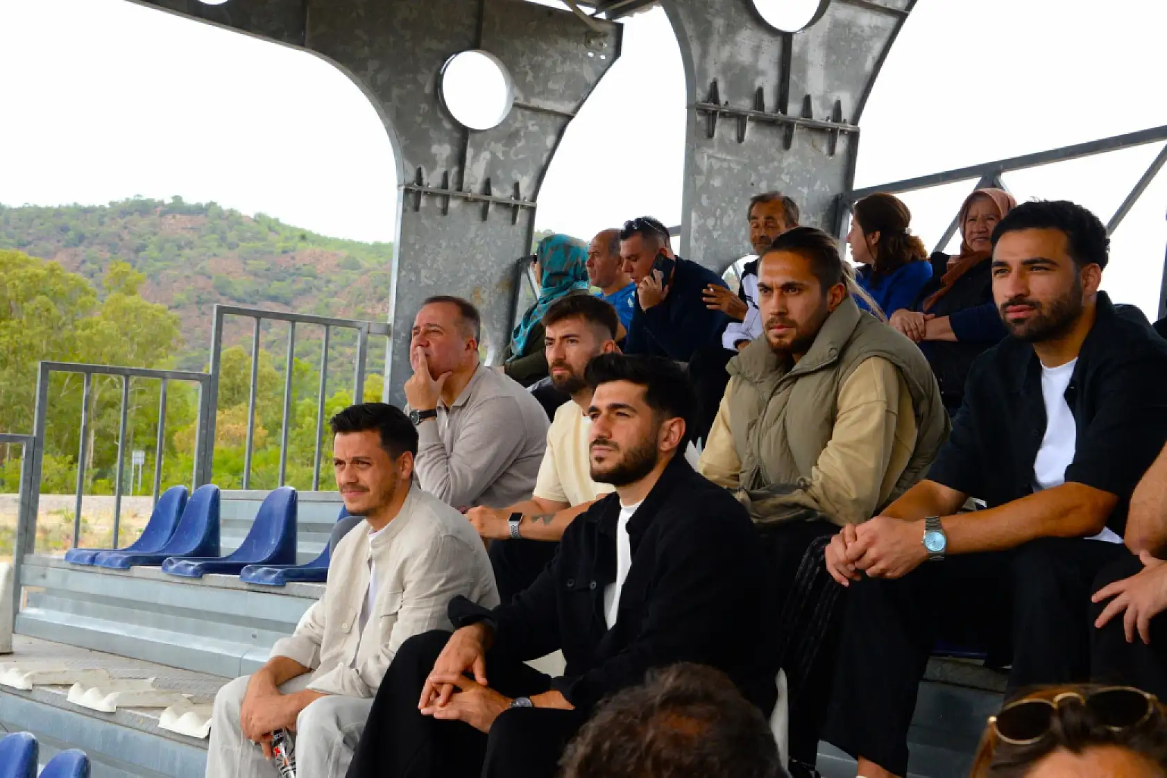 Fethiyesporlu futbolcular gençleri yalnız bırakmadı