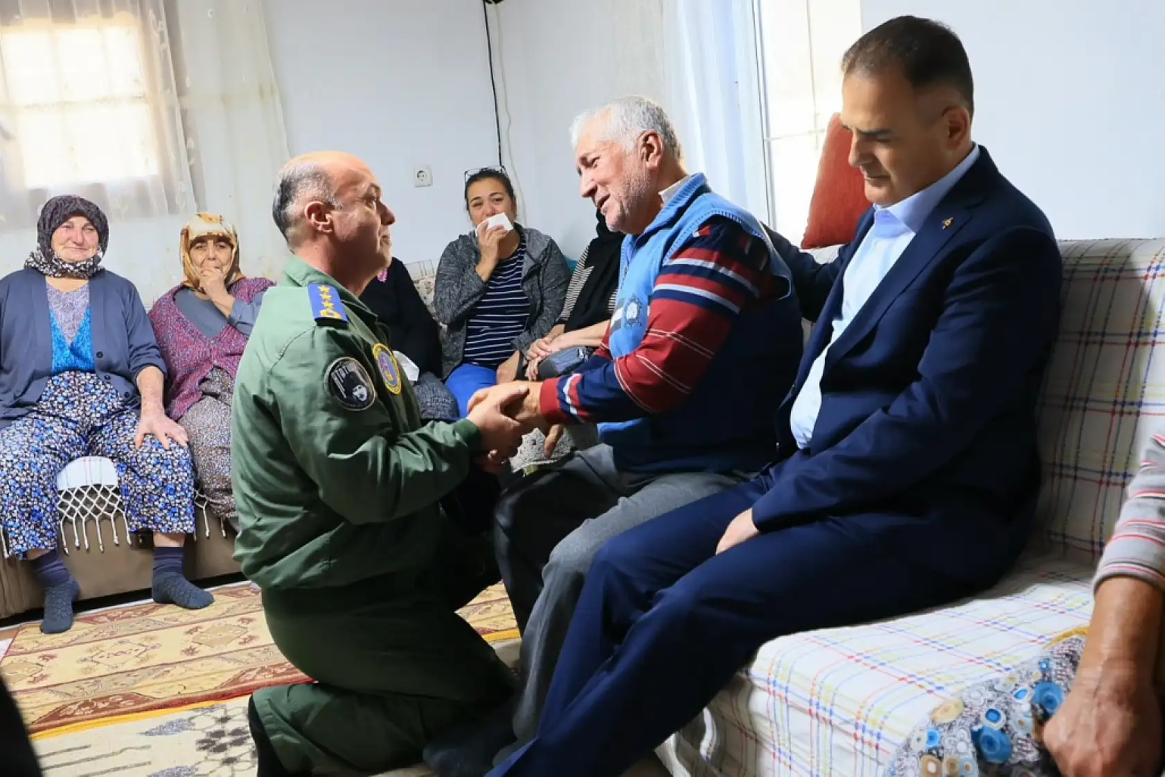 Muğla Valisi Akbıyık'tan Şehit Astsubay Emrah Kuran'ın ailesine taziye ziyareti