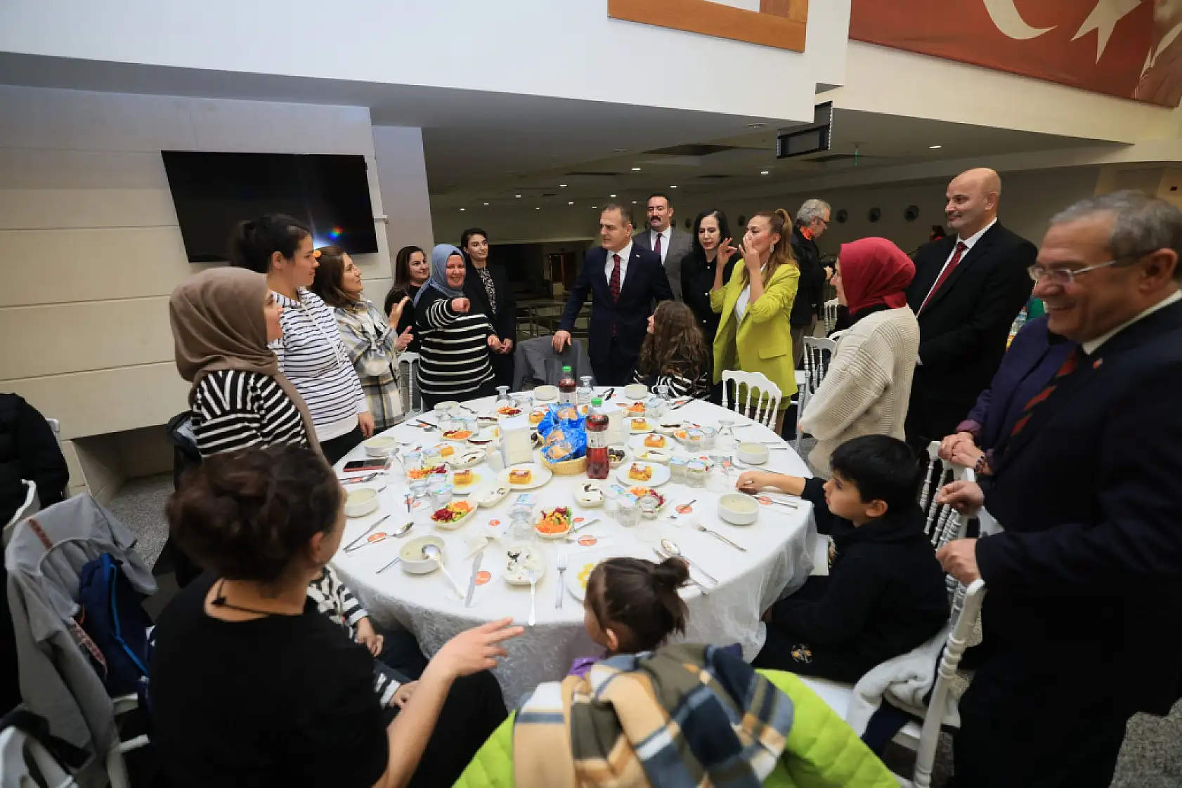 Muğla Valisi Akbıyık, engelli bireyler ve aileleri ile iftarda buluştu