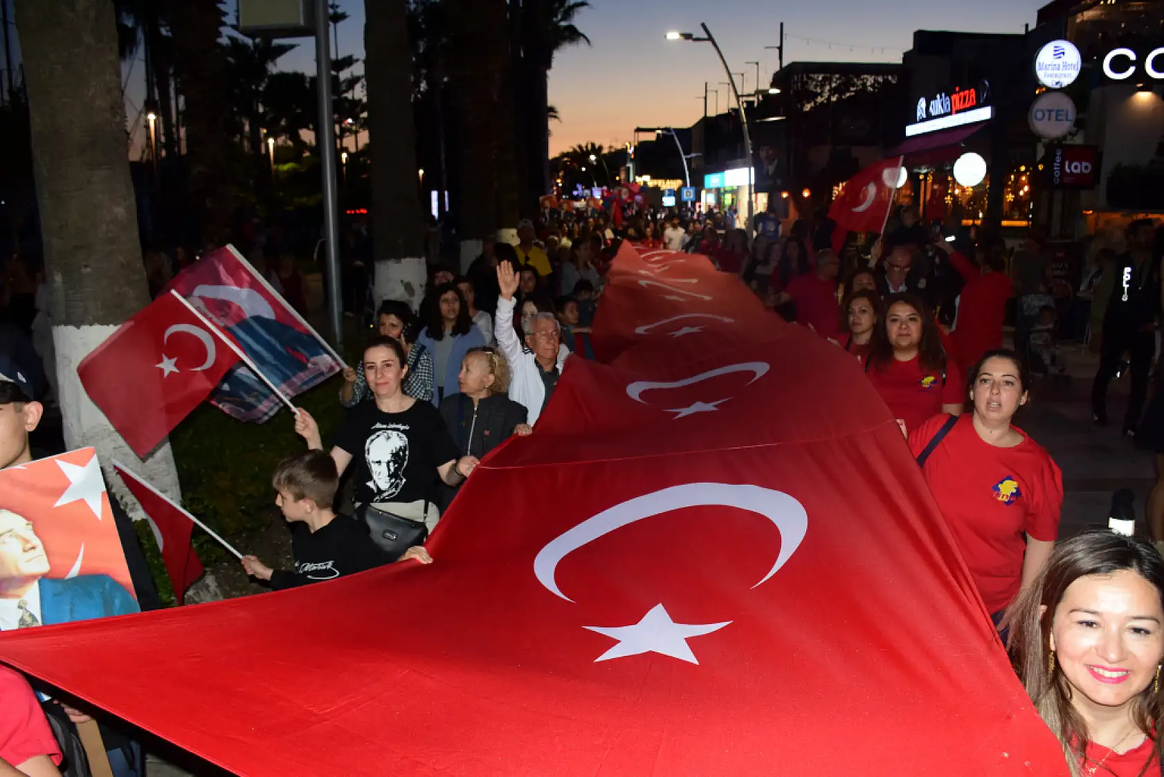 Bodrum'da 19 Mayıs etkinlikleri kapsamında fener alayı düzenlendi