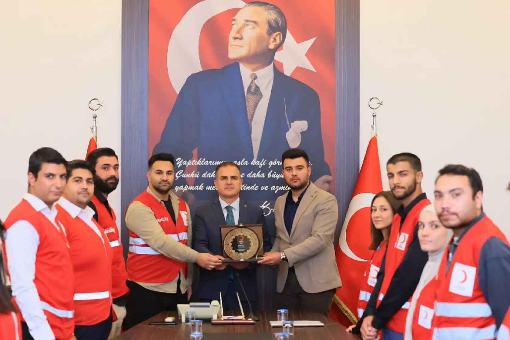 Muğla Genç Kızılay İl Başkanı Türkdoğan Vali Akbıyık'ı ziyaret etti