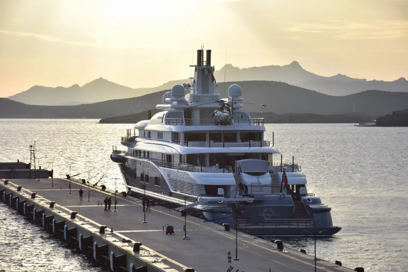 Mega yat 'Radiant'a Bodrum'da yakıt ikmali yapıldı