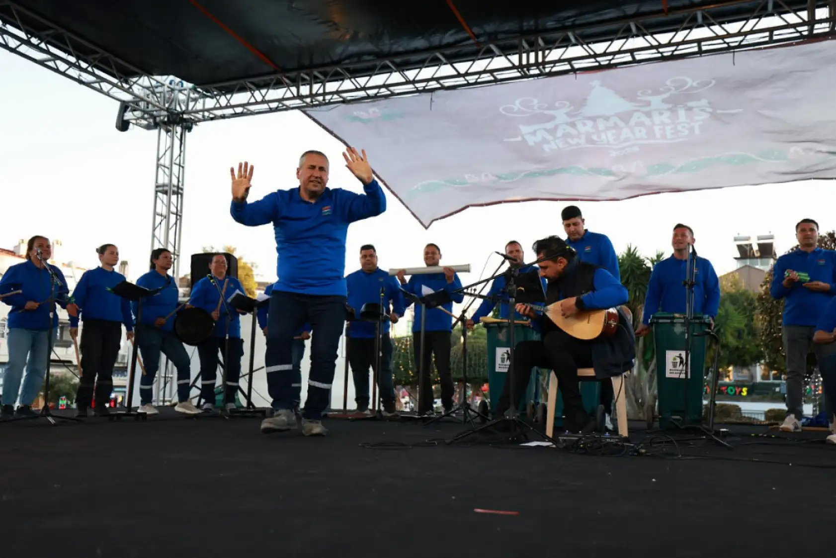 Sıfır atığa dikkati çekmek için çöpten topladıkları atıklardan enstrüman yapıp konser verdiler