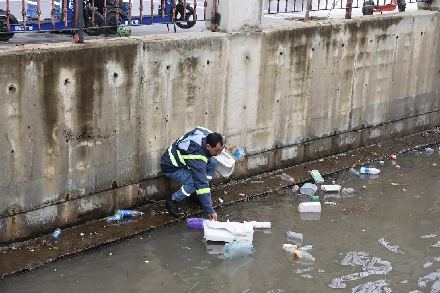 Temizlik Ekipleri Çalışmalarına Devam Ediyor
