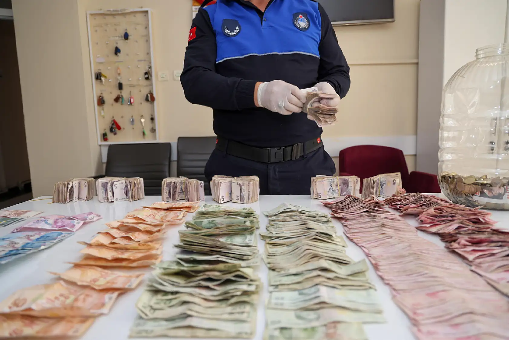 Gezgin dilenci üzerinden çıkan paralarla pes dedirtti