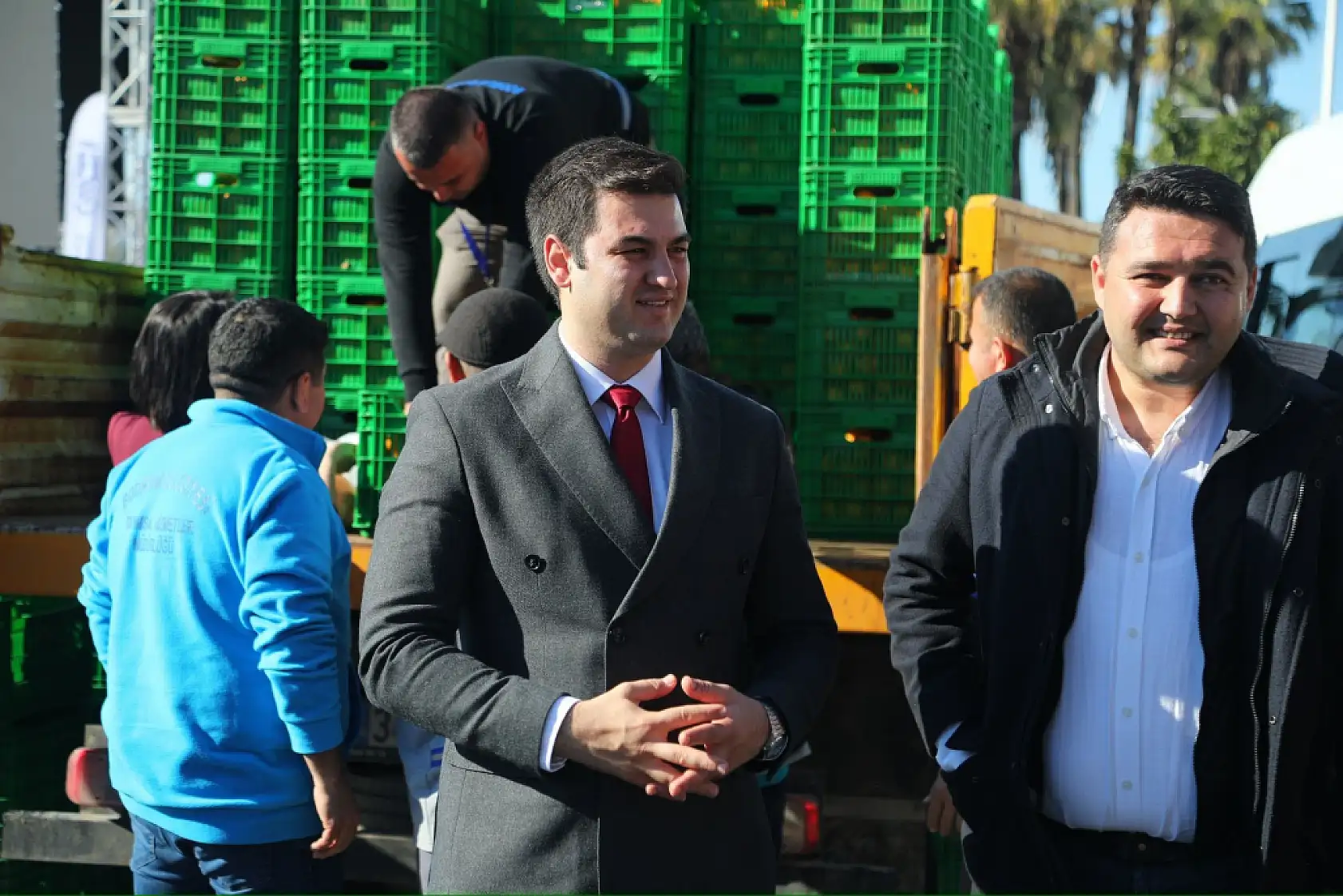 Bodrum'da 10 ton mandalina dağıtıldı