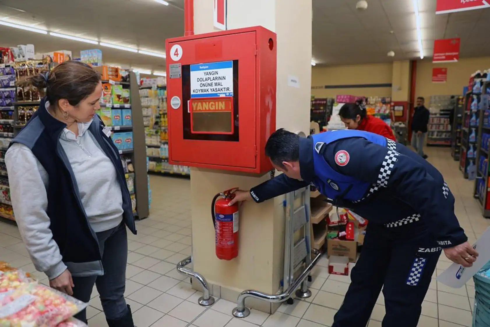 Menteşe Belediyesi zabıta ekiplerinden zincir marketlere denetim