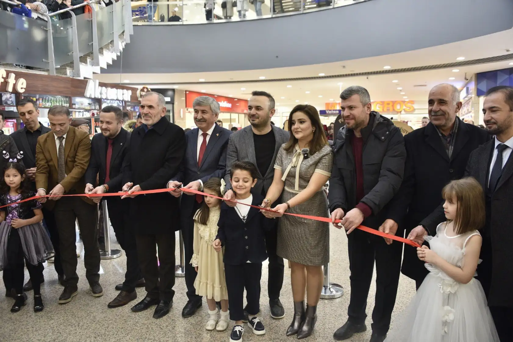 Bebekler ve çocuklar podyuma çıktı, renkli kostümleri ile büyük beğeni topladı
