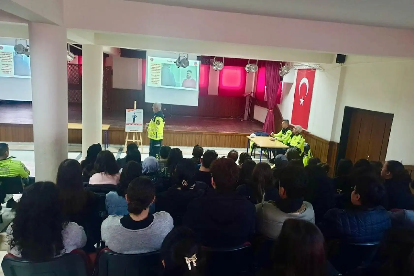 Muğla'da Jandarma ekiplerinden öğrencilere 'Kaskın Kapalı, Yolun Açık Olsun' eğitimi