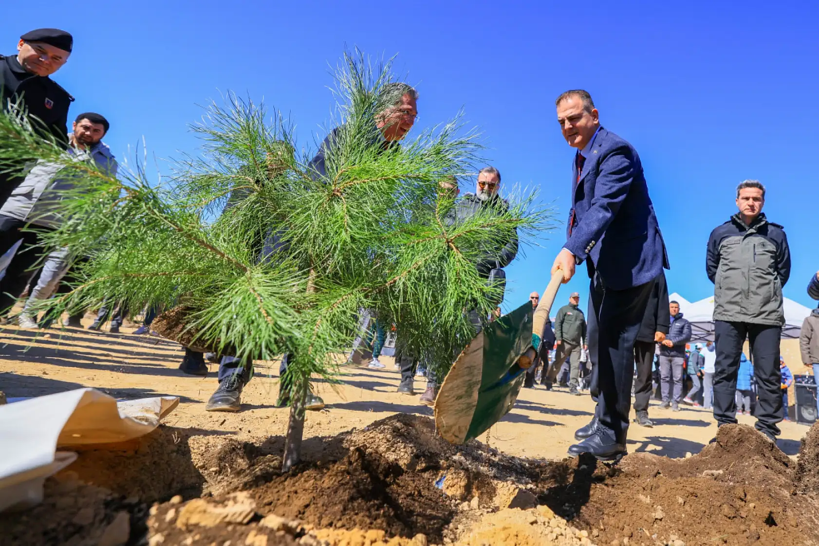 Dünya Ormancılık Günü'nde fidanlar toprak ile buluştu