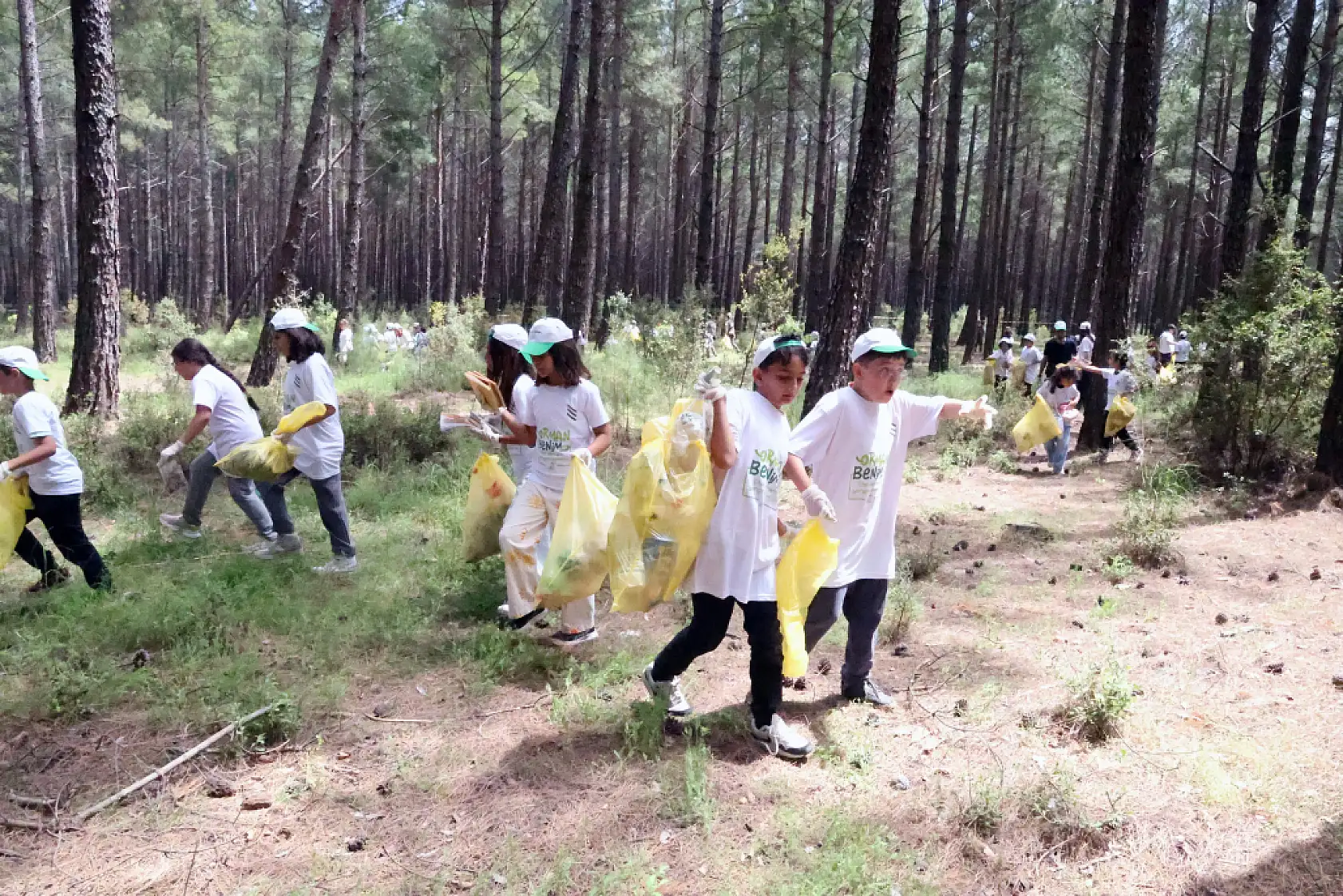 Muğla'da Yarım saatte 580 kilo çöp toplandı