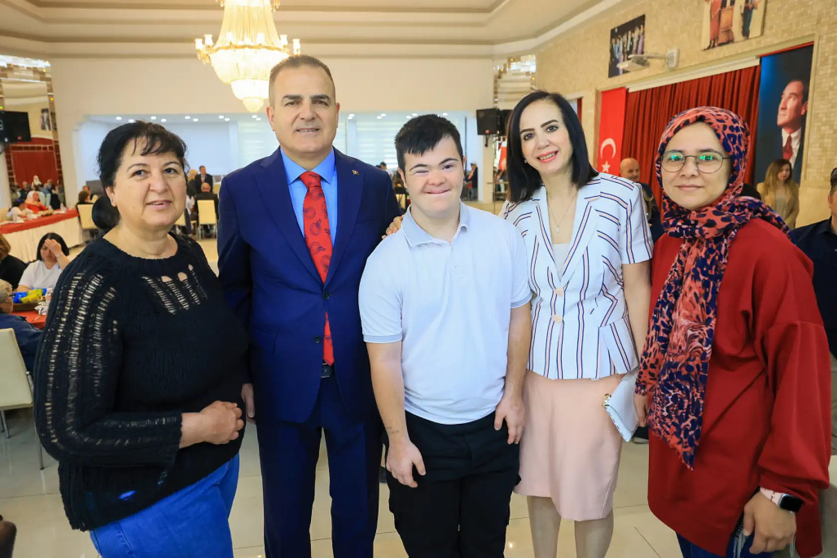 Vali Akbıyık engel tanımayan bireylerle Zeybek oynadı