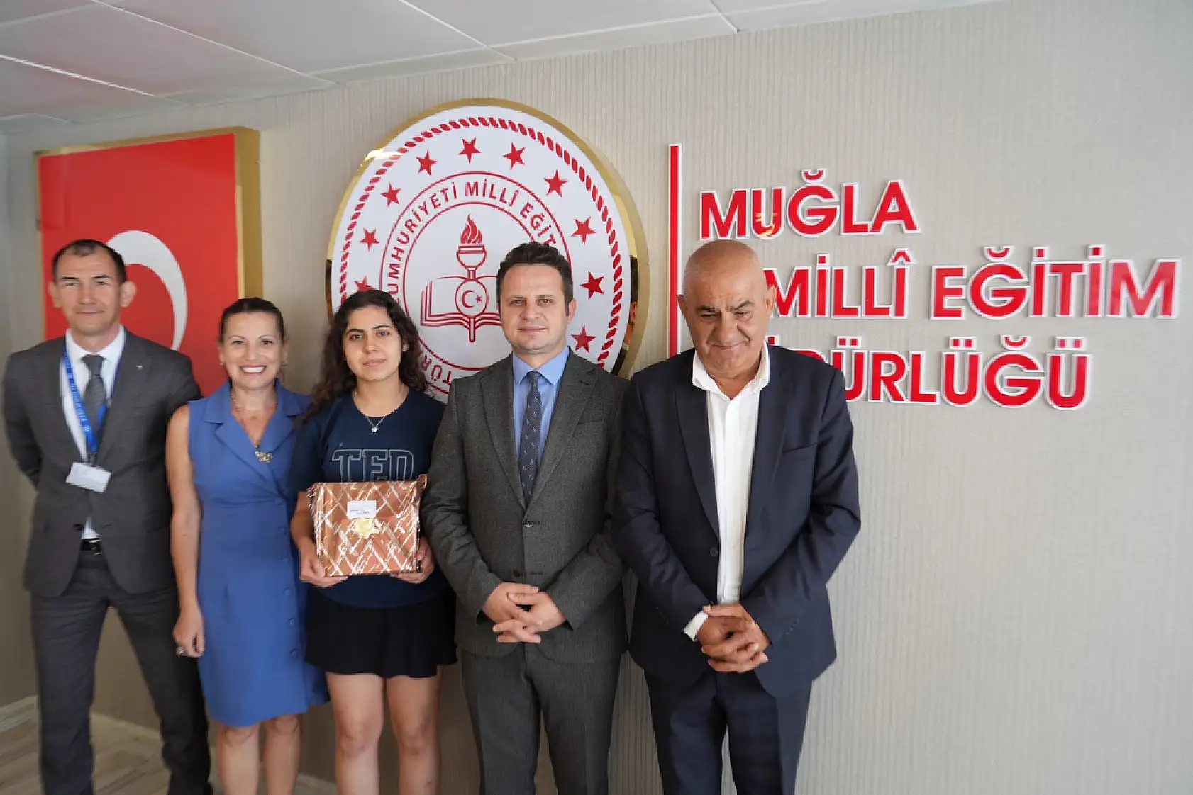 'Bir Kitap Bir İnsan' projesi kapsamında öğrencilerin değerli eserleri ödüllendirildi