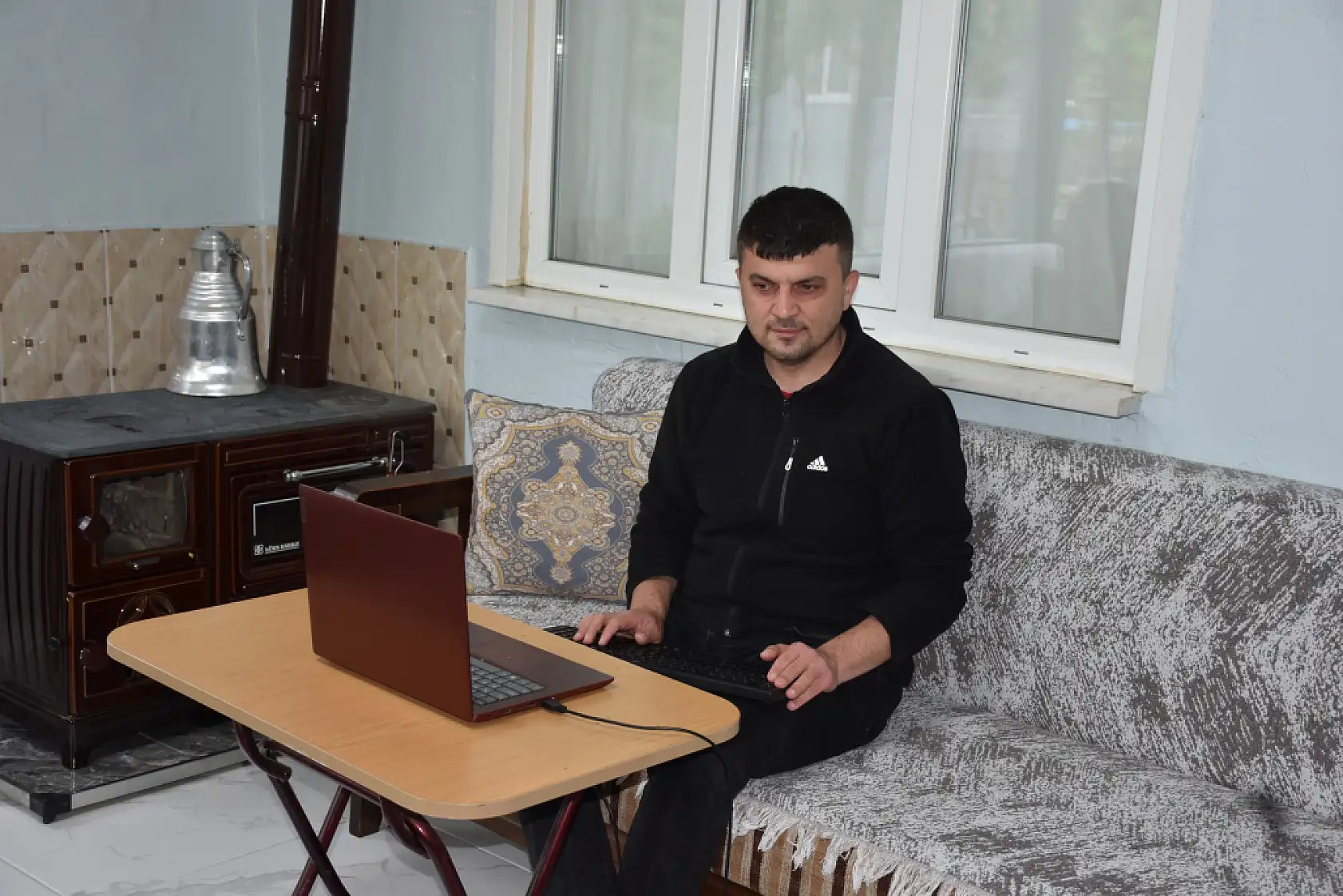 Gözleri görmüyor, kalemi hayata dokunuyor