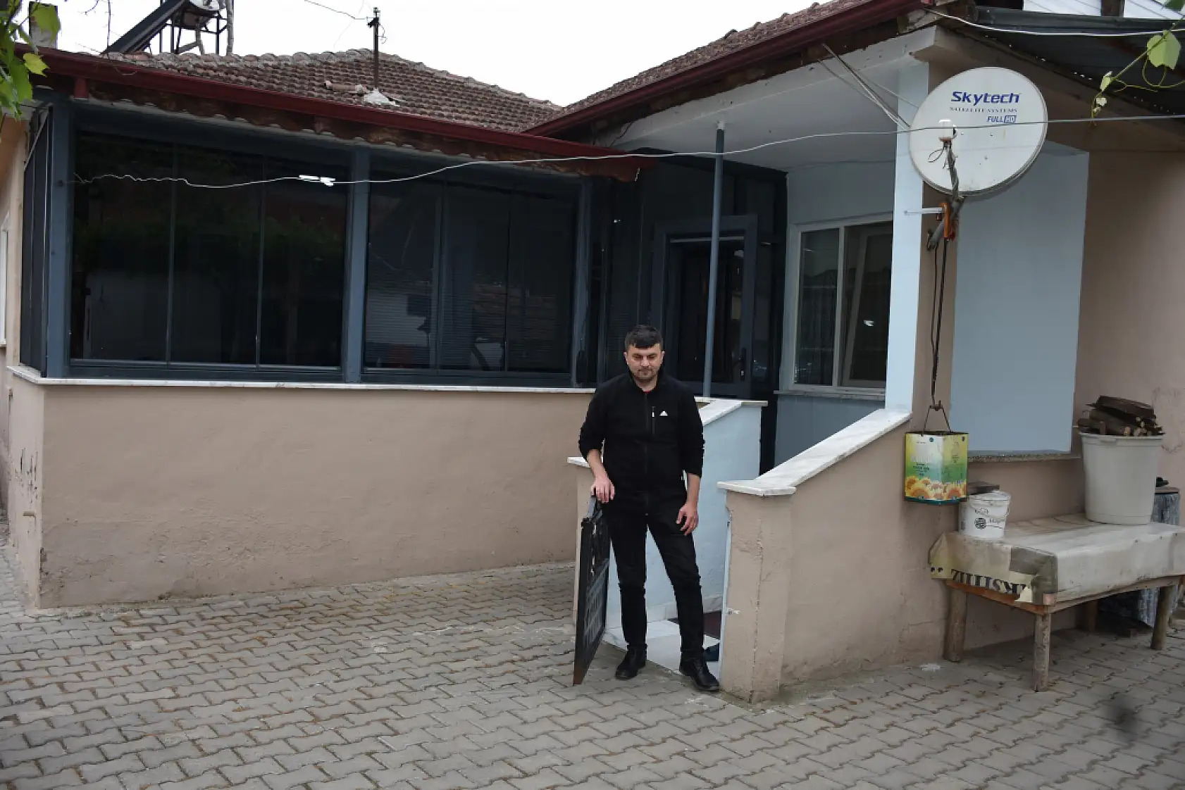 Gözleri görmüyor, kalemi hayata dokunuyor