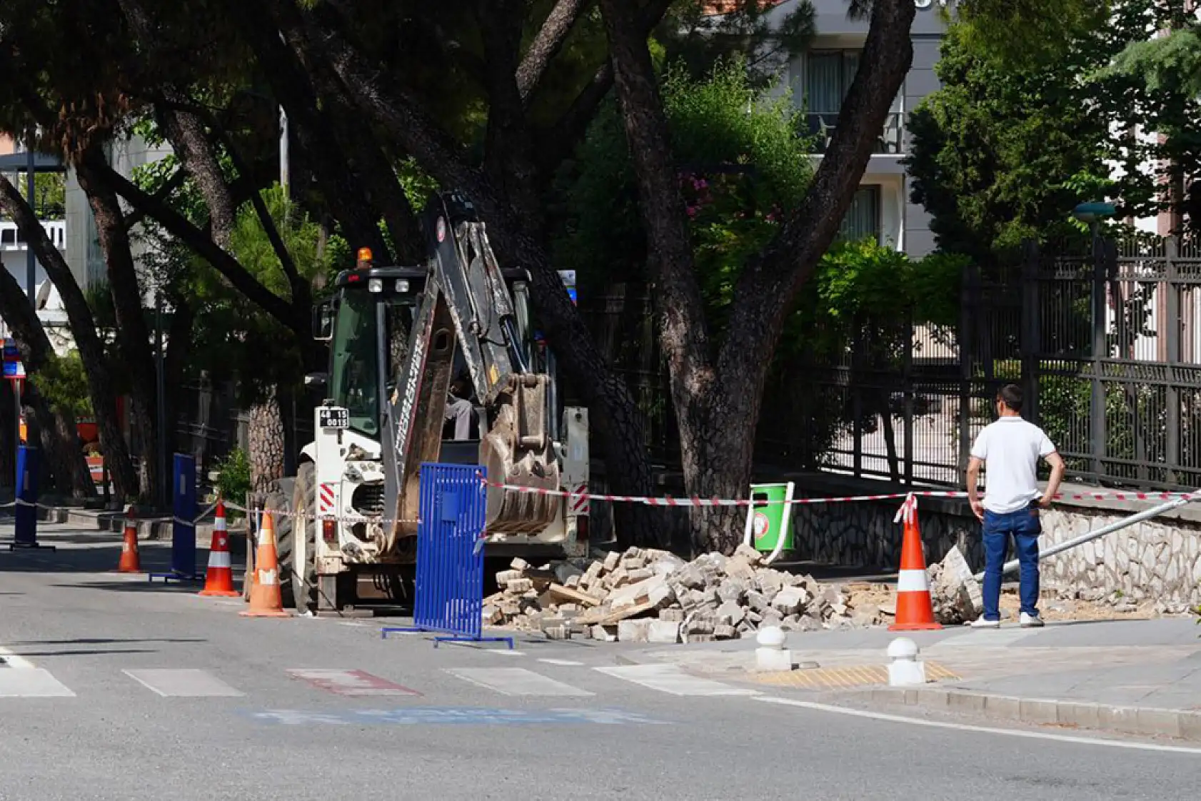 Özer Türk Caddesi'nde kaldırım yenileme çalışmaları başladı