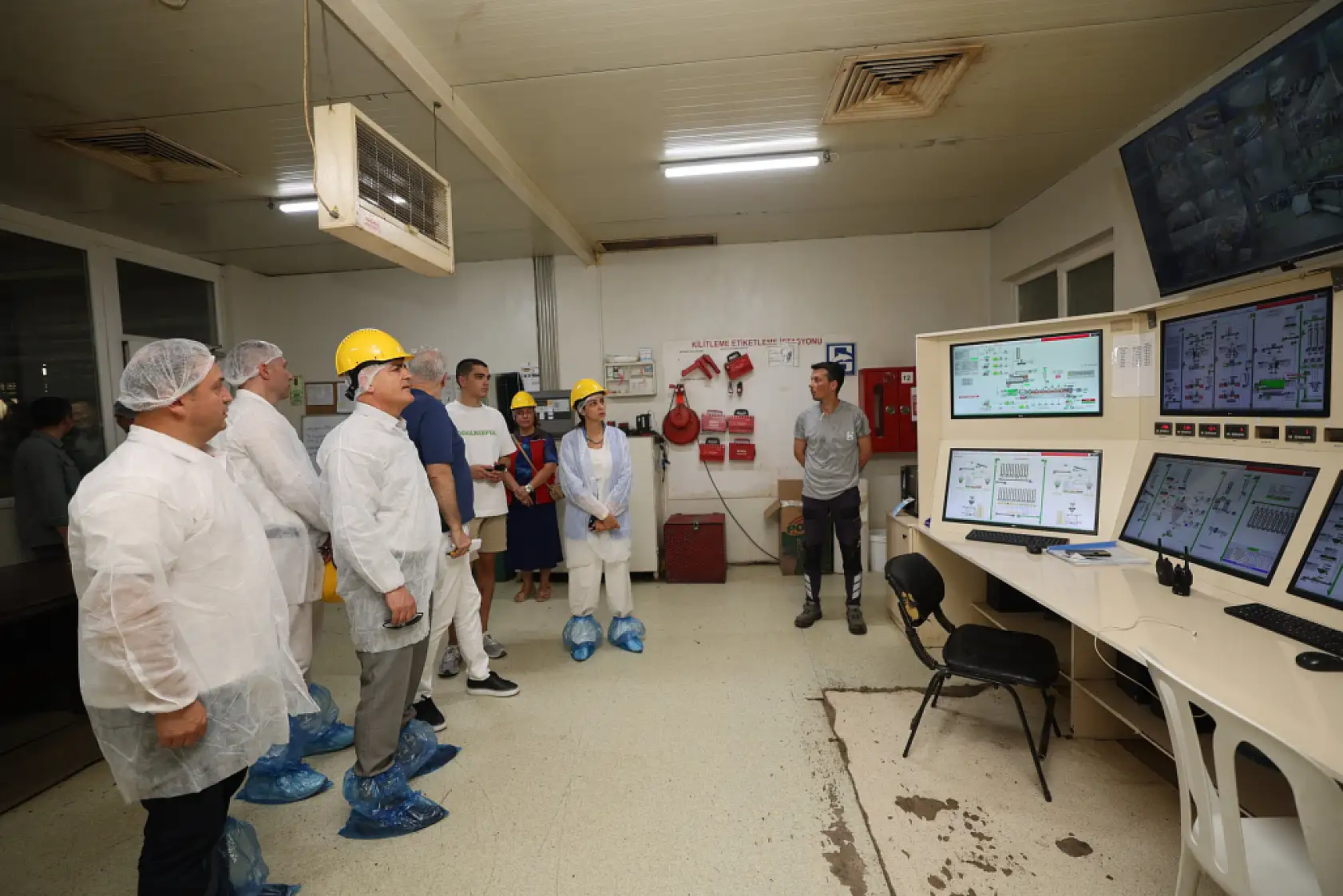 Vali Akbıyık, ihracat rekortmeni su ürünleri sektörü temsilcilerini ziyaret etti