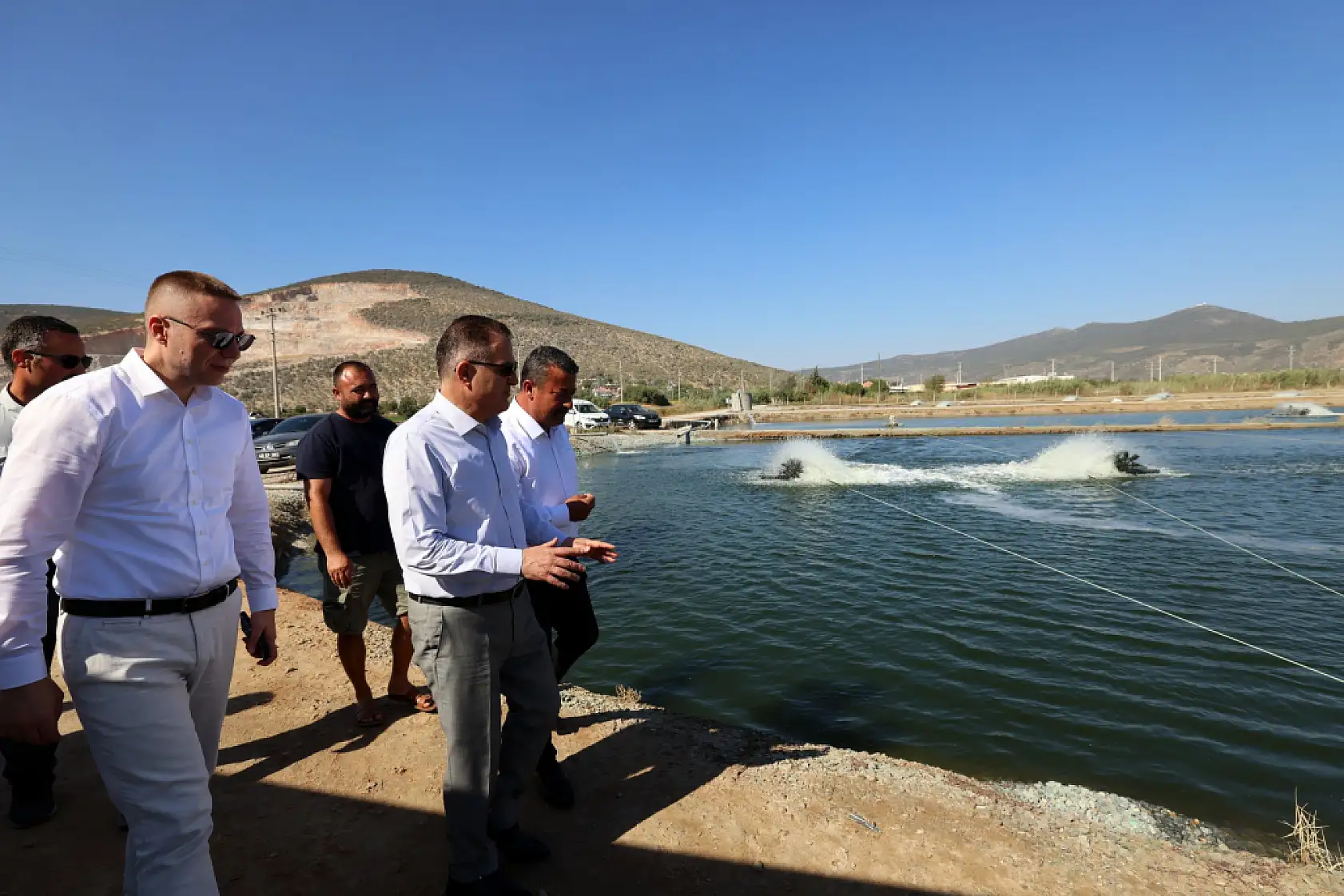 Vali Akbıyık, ihracat rekortmeni su ürünleri sektörü temsilcilerini ziyaret etti