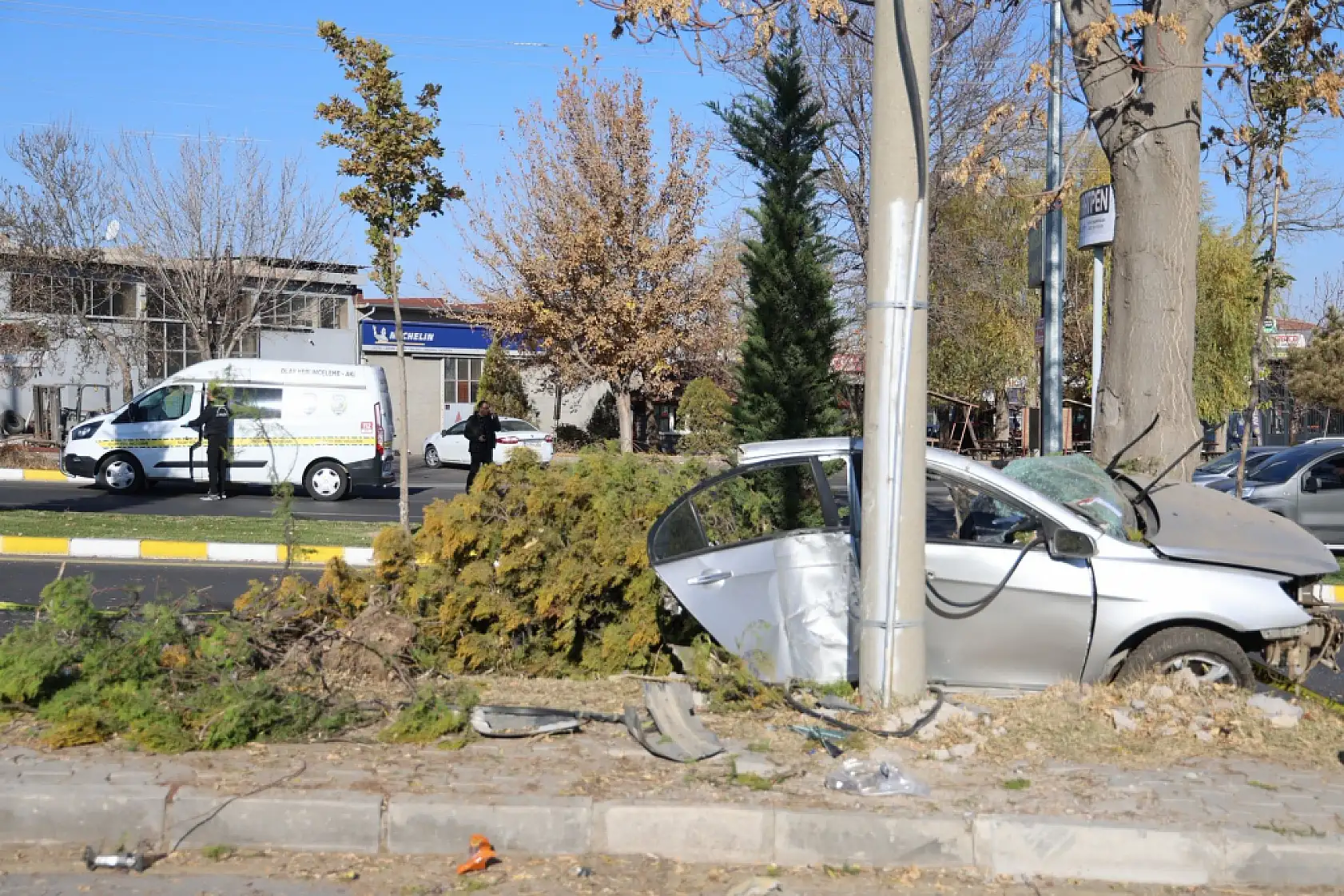 Ağaca çarpan otomobil ikiye bölündü: 2 ölü 1 yaralı
