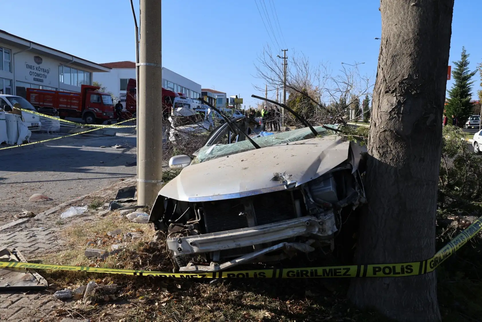 Ağaca çarpan otomobil ikiye bölündü: 2 ölü 1 yaralı