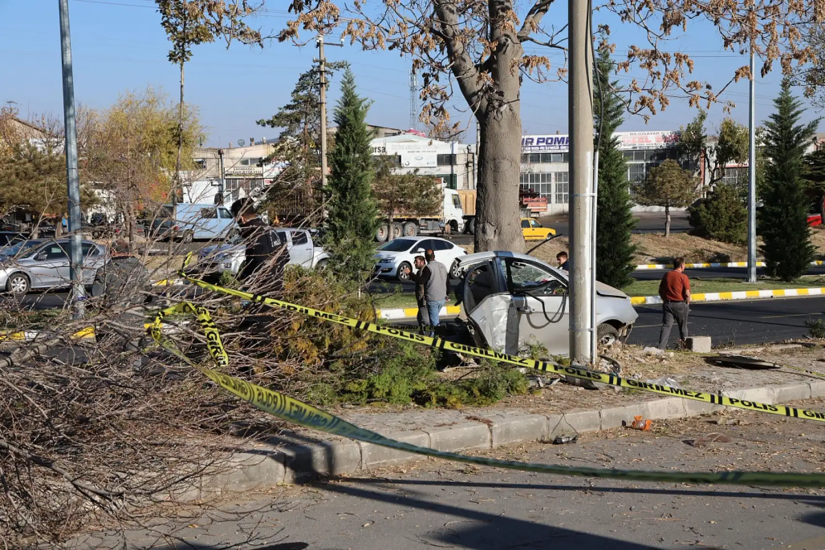 Ağaca çarpan otomobil ikiye bölündü: 2 ölü 1 yaralı
