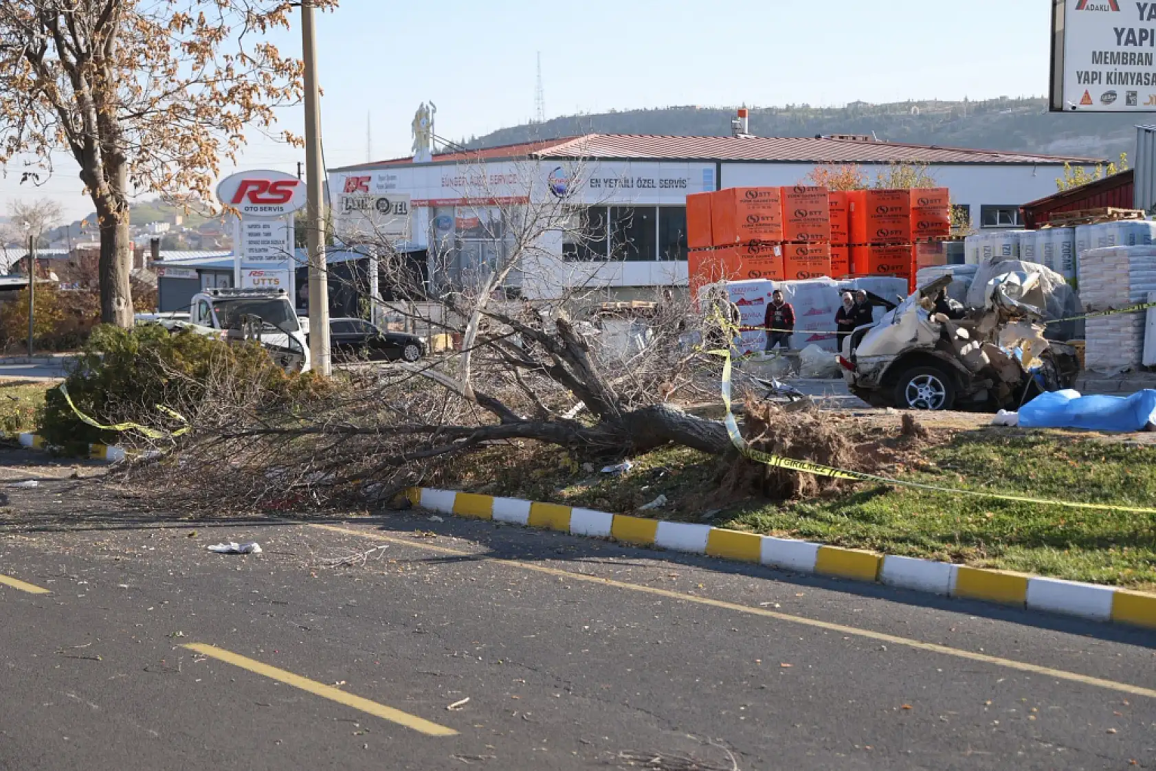 Ağaca çarpan otomobil ikiye bölündü: 2 ölü 1 yaralı