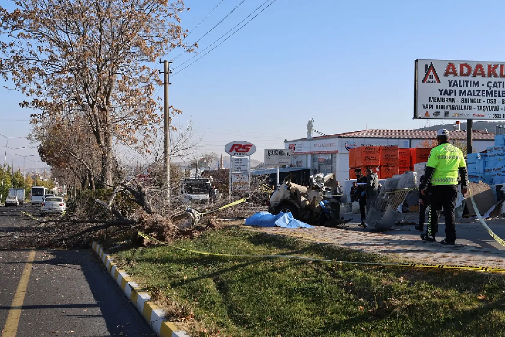 Ağaca çarpan otomobil ikiye bölündü: 2 ölü 1 yaralı