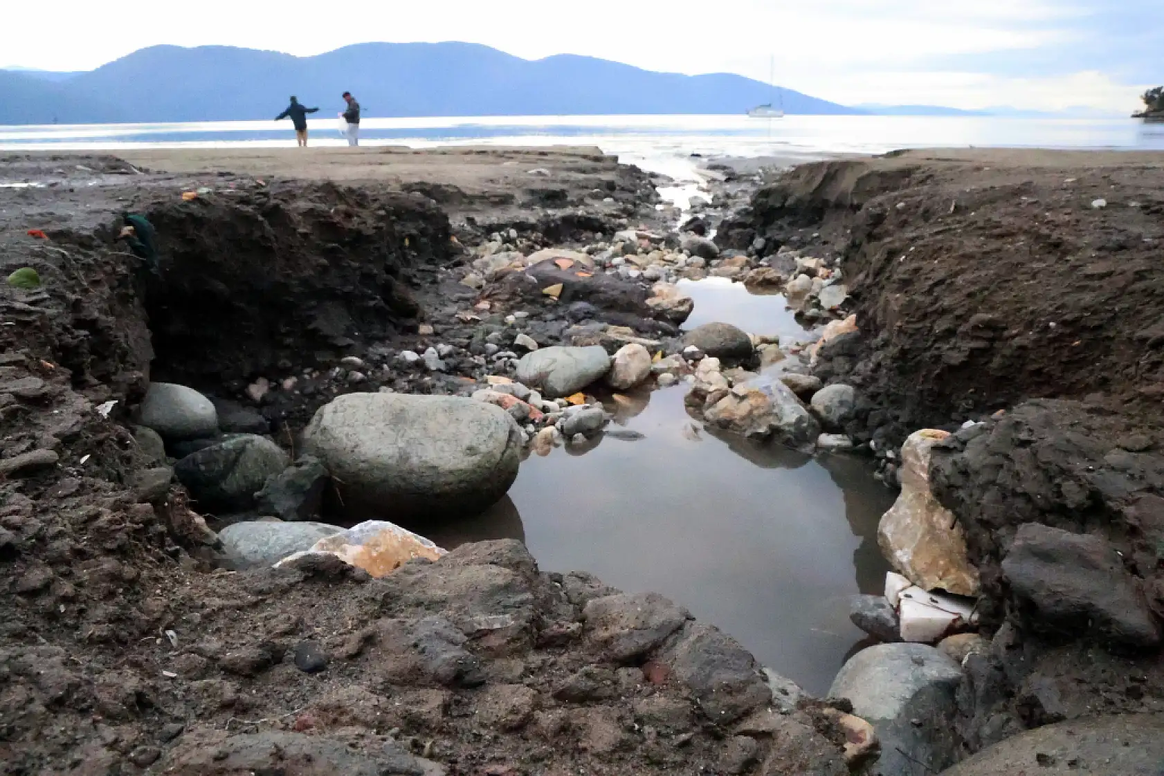 Muğla Akyaka'da sağanak sonrası deniz 10 metre çekildi