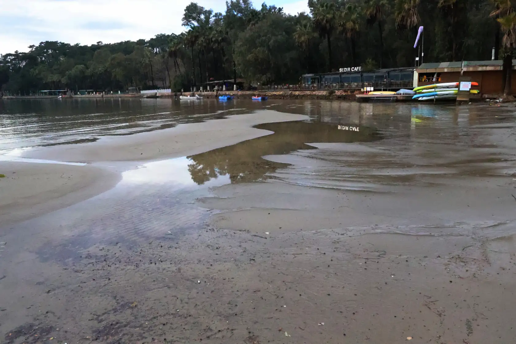 Muğla Akyaka'da sağanak sonrası deniz 10 metre çekildi